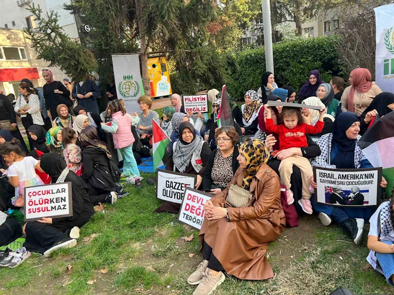 Yalova’da kadınlar Filistin için oturma eylemi yaptı

