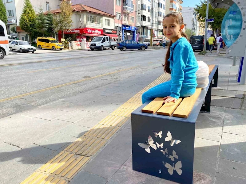 Bozüyük’te ana caddeye yerleştirilen dekoratif banklar
