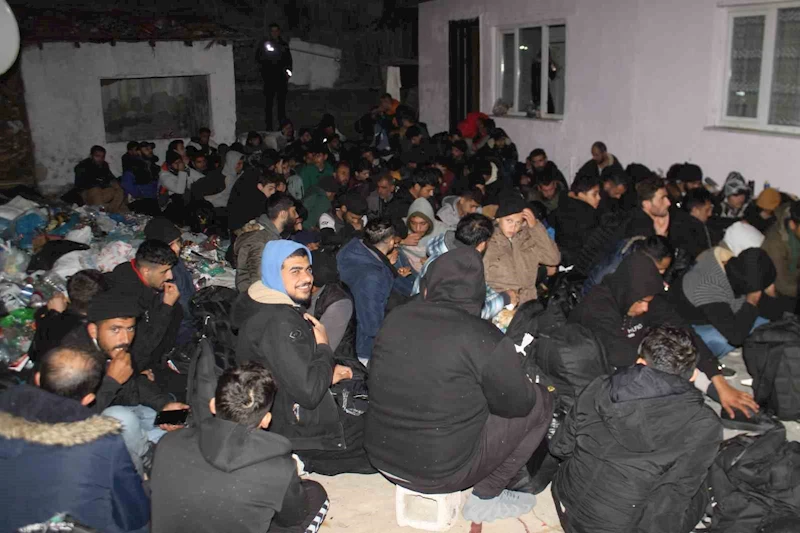 Edirne’de bir evin bahçesinde onlarca göçmen yakalandı
