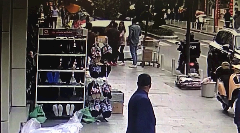 İstanbul’da kadının eşine saldırdığı anlar kamerada: Çocuklarının gözü önünde bıçakladı