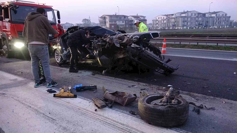 TEM’de kamyona çarpan lüks otomobil kağıt gibi ezildi: 1 ölü, 2 yaralı
