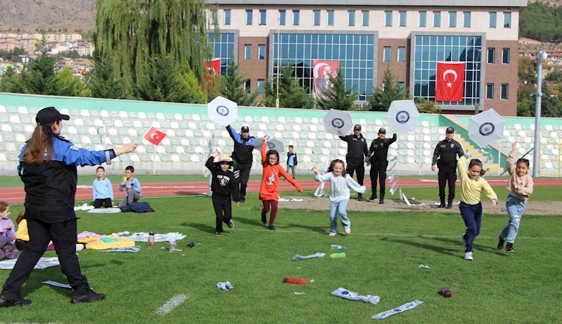 Amasya’da polisler Cumhuriyet’in 100. yılında 100 çocukla uçurtma uçurdu
