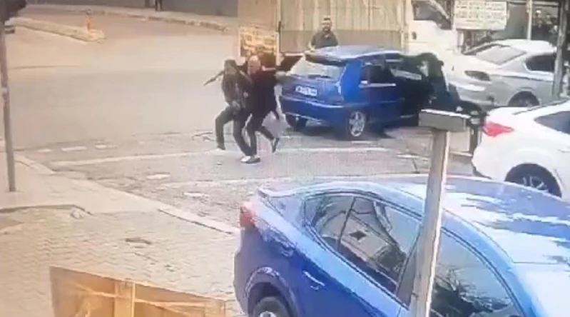Kartal’da iki kişinin yaralandığı silahlı kavga kamerada