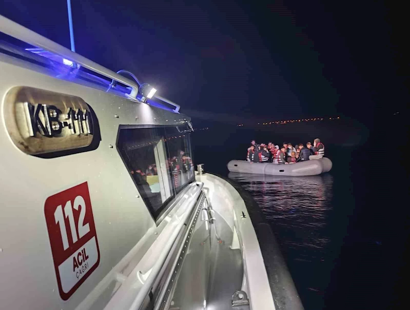 Ayvacık açıklarında lastik botları arızalanan ve sürüklenen 23 kaçak göçmen kurtarıldı
