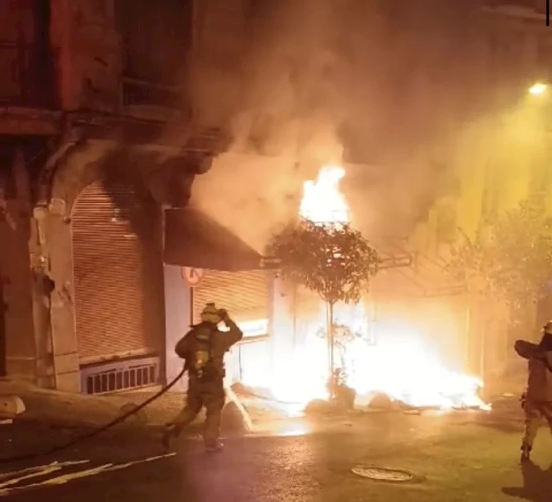 Beyoğlu’nda Tarihi Gueive Han’da yangın: Giriş kat alev alev yandı