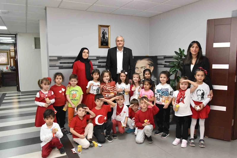 Miniklerden Başkan Bakkalcıoğlu’na 100. yıl kutlaması

