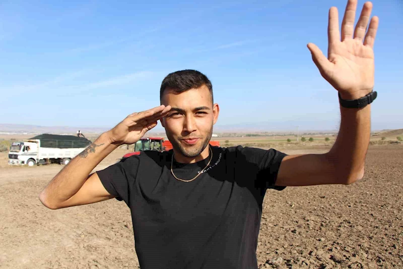 Genç çiftçiden tarlasına ’Cumhuriyet’ yazarken kendisini görüntüleyen helikopterdeki Mehmetçiğe selam
