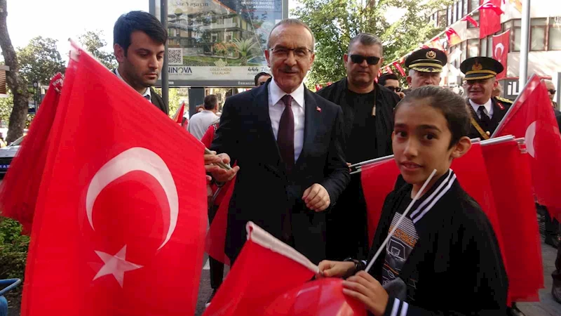 Kocaeli Valisi sokak sokak gezerek vatandaşlara Türk bayrağı dağıttı
