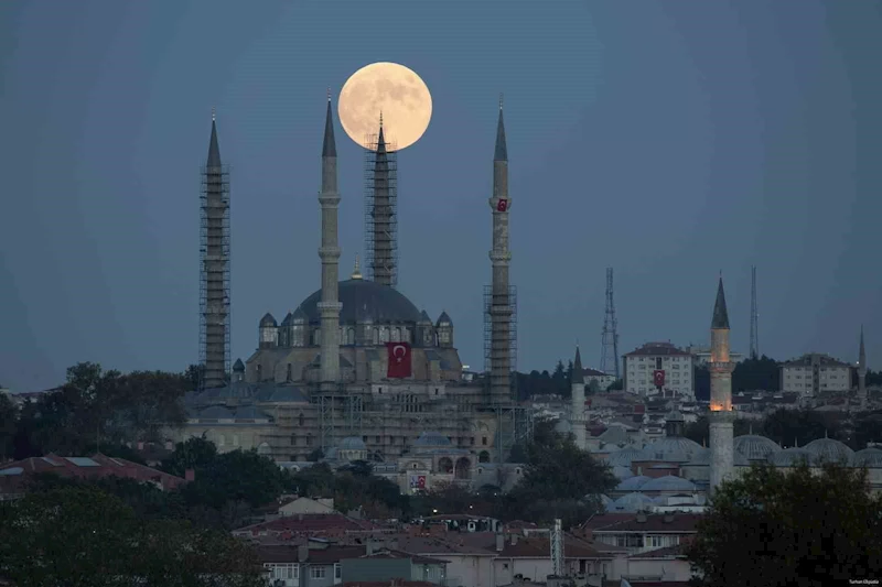 Edirne’de Selimiye Camii ile dolunay manzarası mest etti
