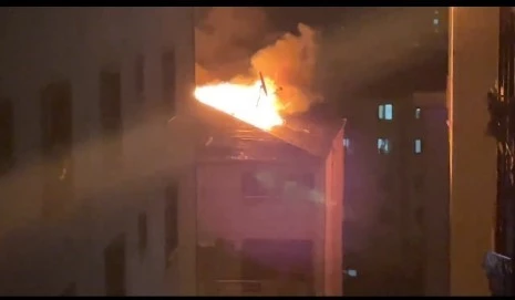 Çekmeköy’de 4 katlı binanın çatı katı alev alev yandı
