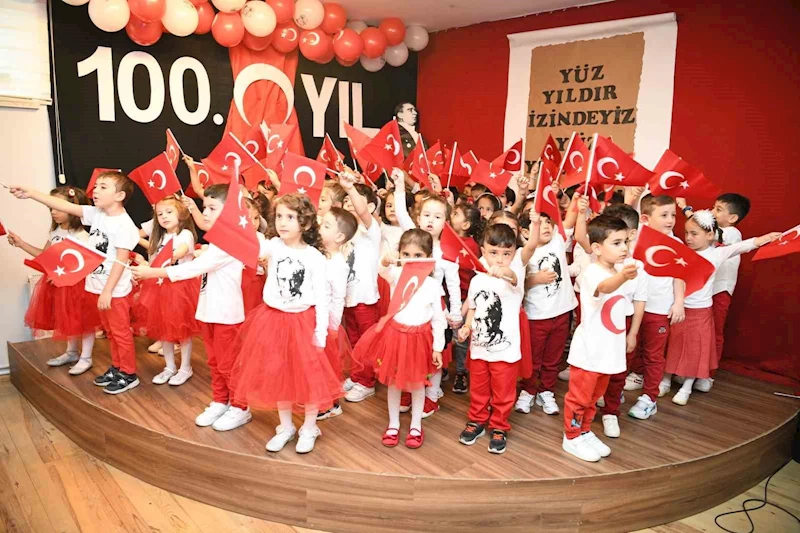 Miniklerin 100. yıl gösterisi büyük beğeni topladı
