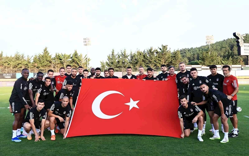 Beşiktaşlı futbolculardan Cumhuriyet’in 100. yılı kutlaması
