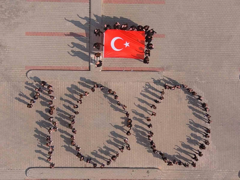 Minikler tek yürek oldu ‘100’ rakamı yazarak Türk bayrağı açtı
