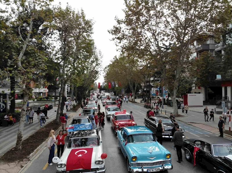Kadıköy’de klasik otomobillerle 100. Yıl konvoyu dron ile görüntülendi