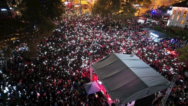 Bandırma’da Cumhuriyet coşkusu Feridun Düzağaç konseri ile devam etti
