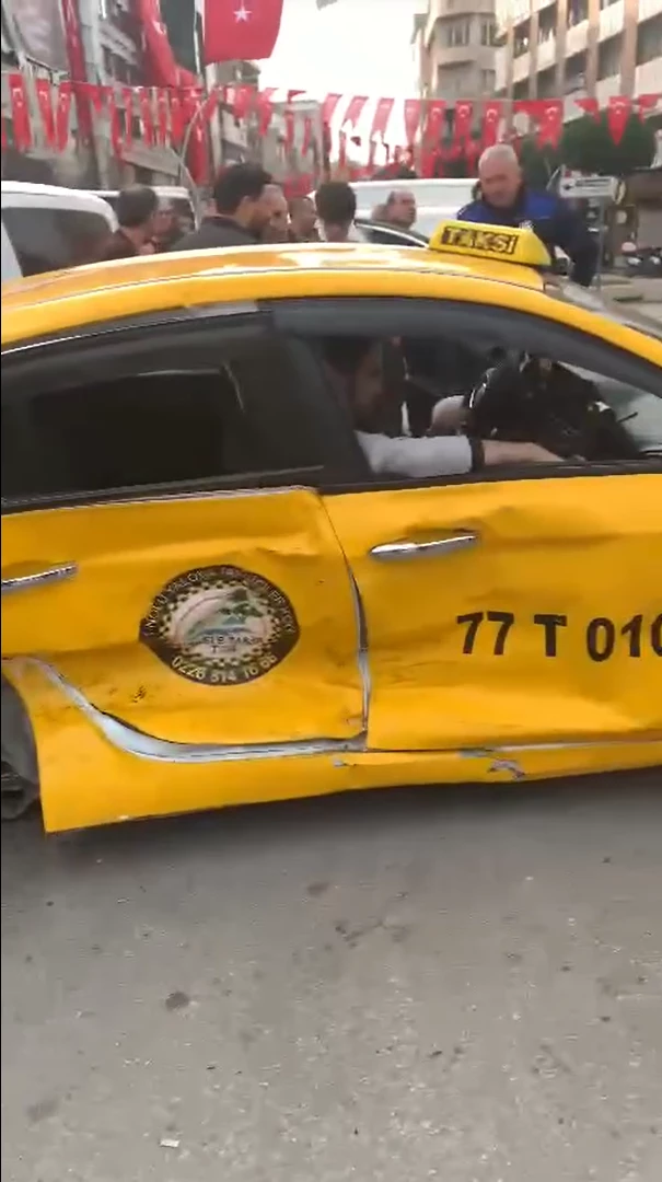 Yalova’da taksiyle minibüs çarpıştı: 3 yaralı
