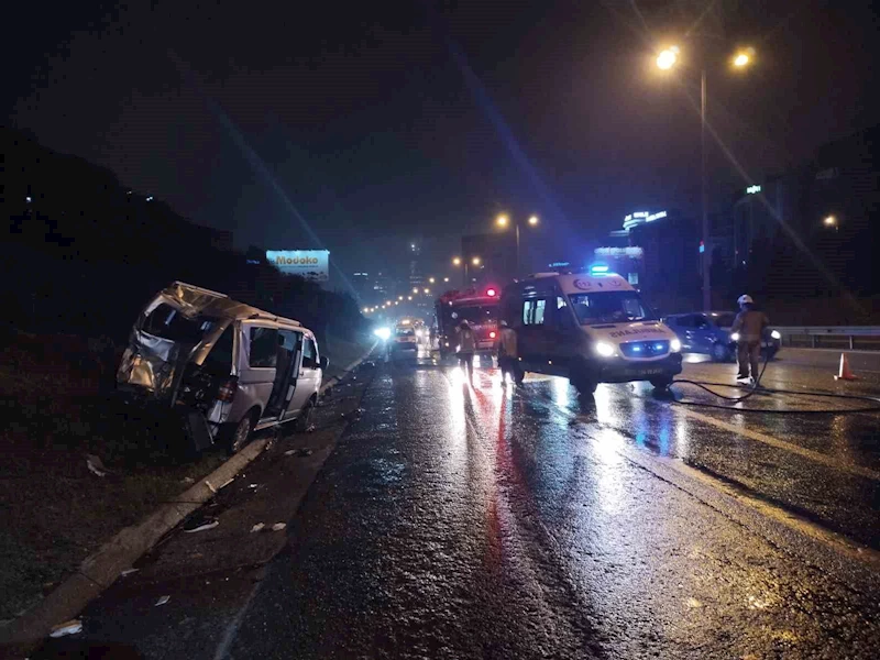 TEM Otoyolu’nda İETT otobüsü park halindeki minibüse çarptı: 2 yaralı