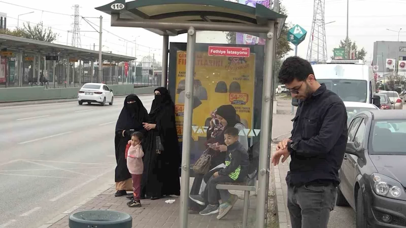 Halk otobüsü şoförünün kadın yolcuların konuşmasından psikolojisi bozuldu