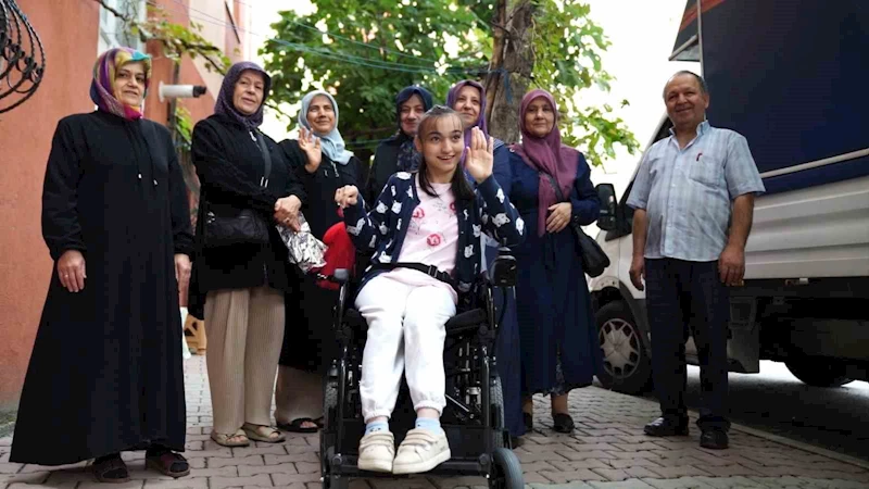 Tuzla’da 19 yaşındaki Semanur’a akülü araba hediye edildi
