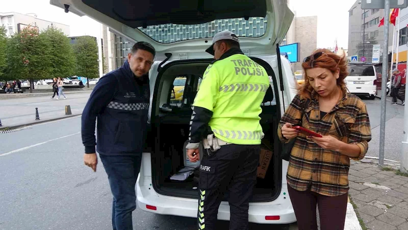 Taksim’de taksi denetimi: Evrakları eksik kadın sürücüye para cezası kesilerek aracı bağlandı
