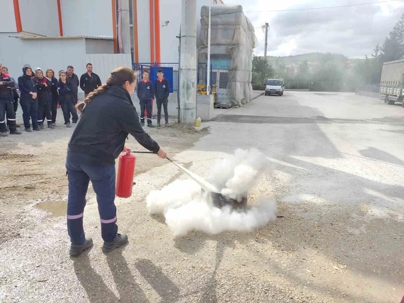 Bozüyük Belediyesi İtfaiyesi’nden fabrika personeline yangın eğitimi
