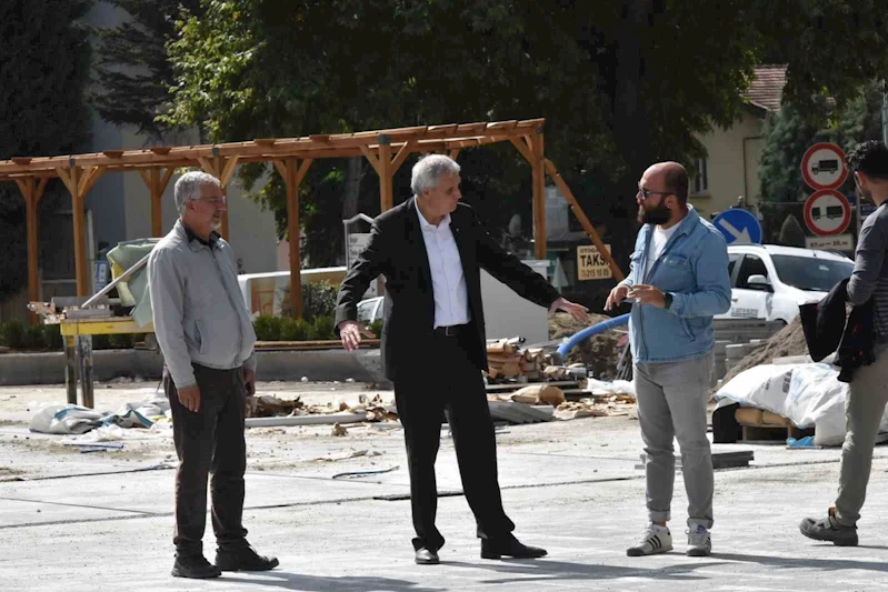 Başkan Bakkalcıoğlu Cumhuriyet Meydanı’nda incelemelerde bulundu
