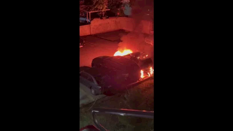 Kadıköy’de bir otoparkta bulunan 3 araç alev alev yandı