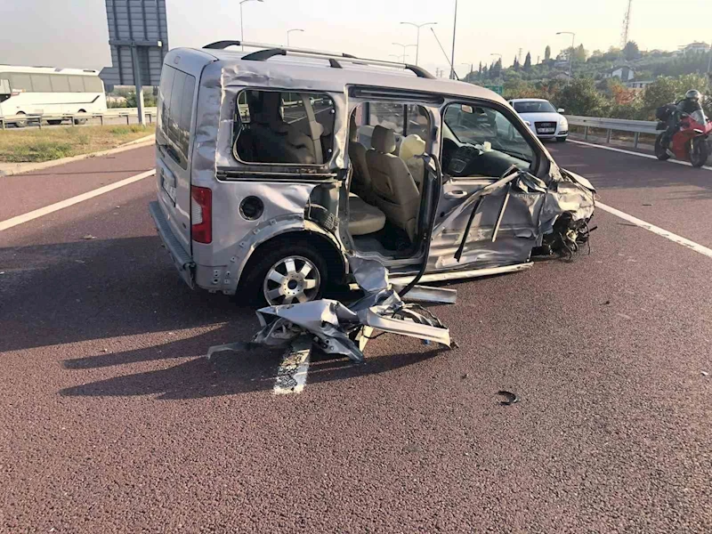 Yalova’da kamyonet tıra arkadan çarptı: 2 yaralı
