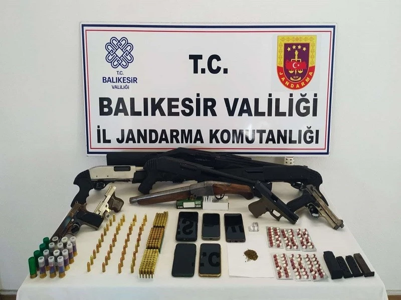 Ayvalık’ta çok sayıda silah ve uyuşturucu madde ele geçirildi: 7 gözaltı
