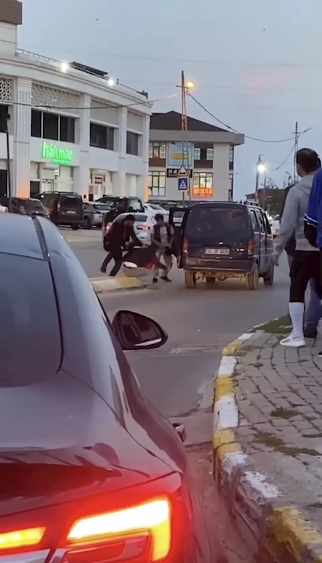 Pendik’te trafikte sopalı kavgalar kamerada
