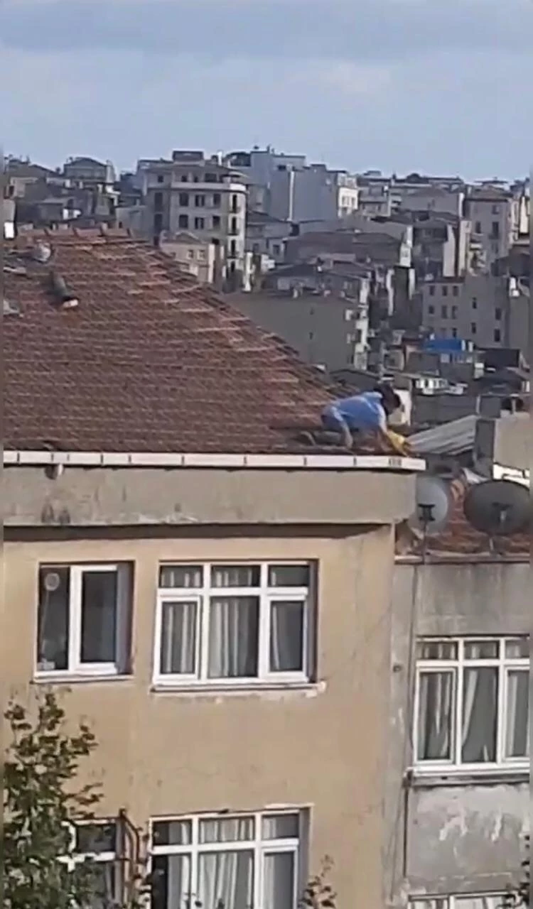 Beyoğlu’nda yürekleri ağza getiren çatı tamiri kamerada
