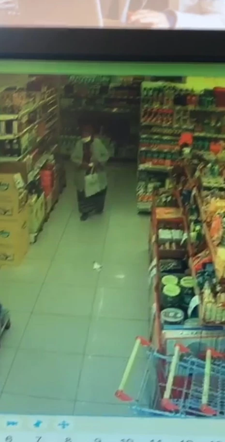 Markette hırsızlık yapan yaşlı kadın güvenlik kamerasına yansıdı
