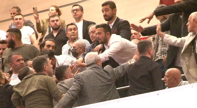 CHP İstanbul İl Kongresi’nde arbede çıktı