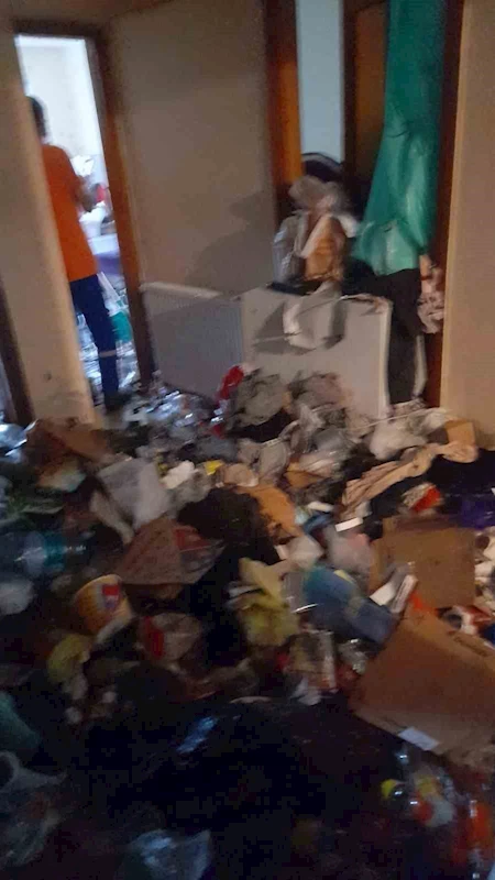 Silivri’de bir evden 4 kamyon çöp çıktı
