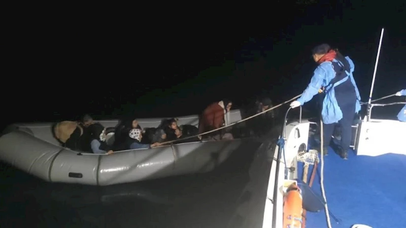 Yunan unsurlarınca ölüme terk edilen 77 kaçak göçmen kurtarıldı, yurt dışına kaçmaya çalışan 1 kişi yakalandı
