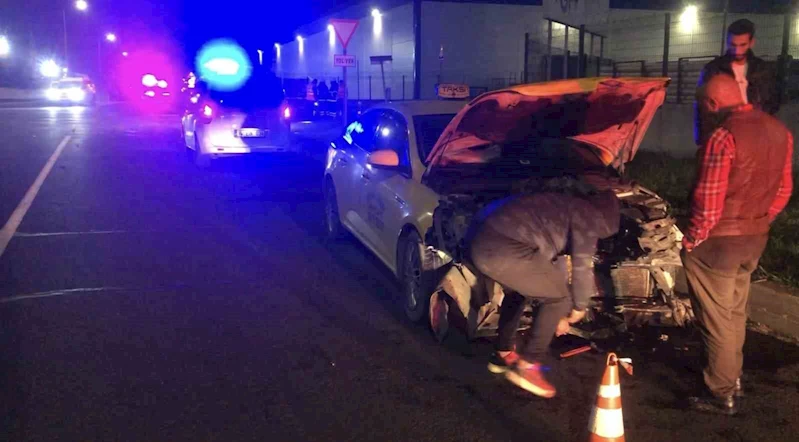 Ticari taksi ile otomobil kavşakta çarpıştı: 4 yaralı
