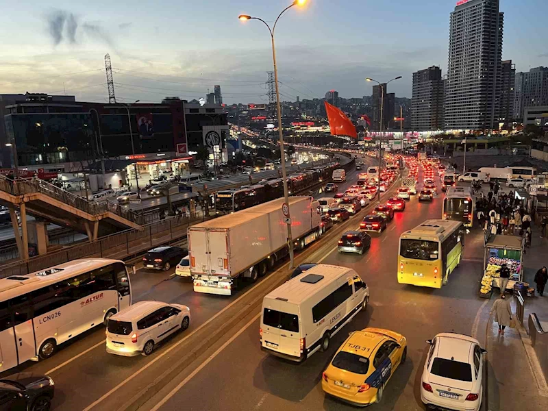 İstanbul’da akşam saatlerinde trafik yoğunluğu yüzde 83’e ulaştı
