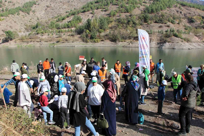 Ziyaret Göleti kıyısında ağaçlandırma ve çevre temizliği yapıldı
