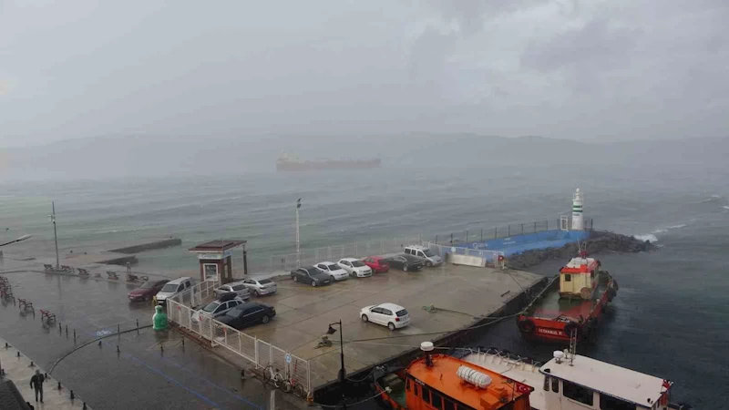 Çanakkale Boğazı fırtına nedeniyle transit gemi geçişlerine geçici olarak kapatıldı
