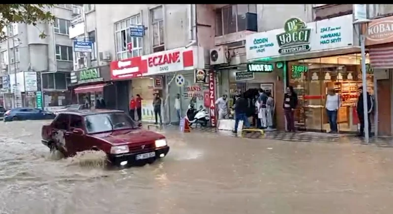 Edremit’te 5 dakika sağanak yağış hayatı felç etti...Yollar göle döndü