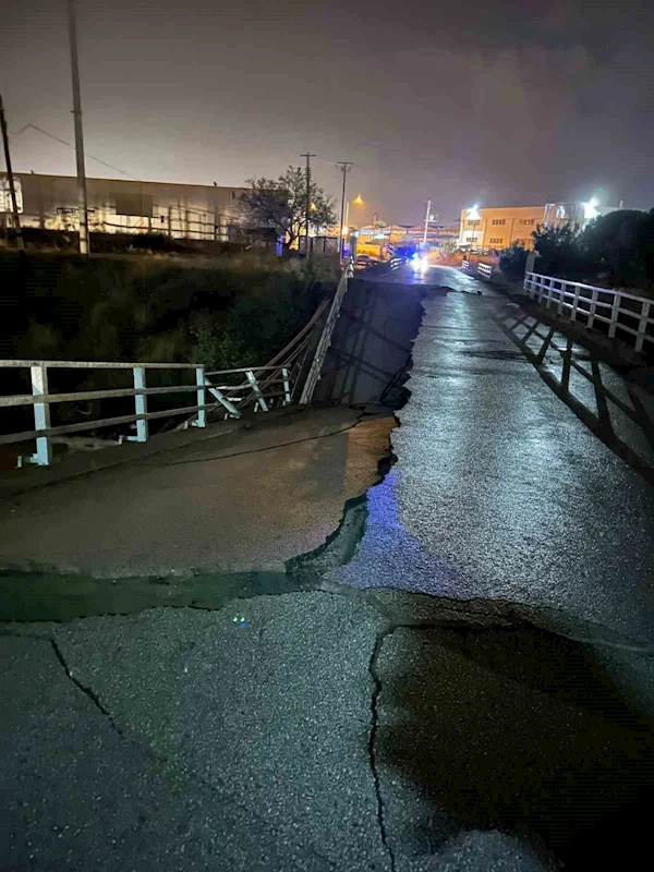 Sağanak yağış köprü yıktı
