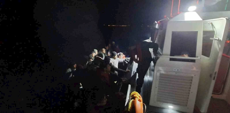 Yunan unsurlarınca ölüme terk edilen 49 kaçak göçmen kurtarıldı
