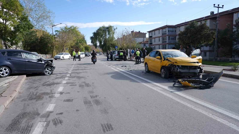 Edirne’de iki otomobil çarpıştığı kazada metrelerce fren izi: 2 yaralı
