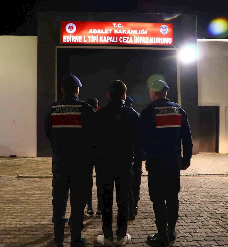 Edirne’de tekne motorlarını çaldığı iddiasıyla gözaltına alınan 5 şüpheliden 2’si tutuklandı
