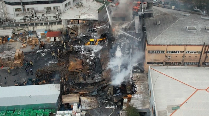 Esenyurt’ta fabrika deposundaki yangın söndürüldü

