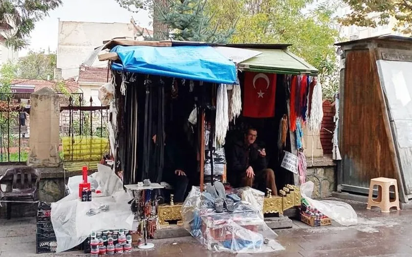 Ayakkabı boyacılarının soğukla mücadelesi başladı