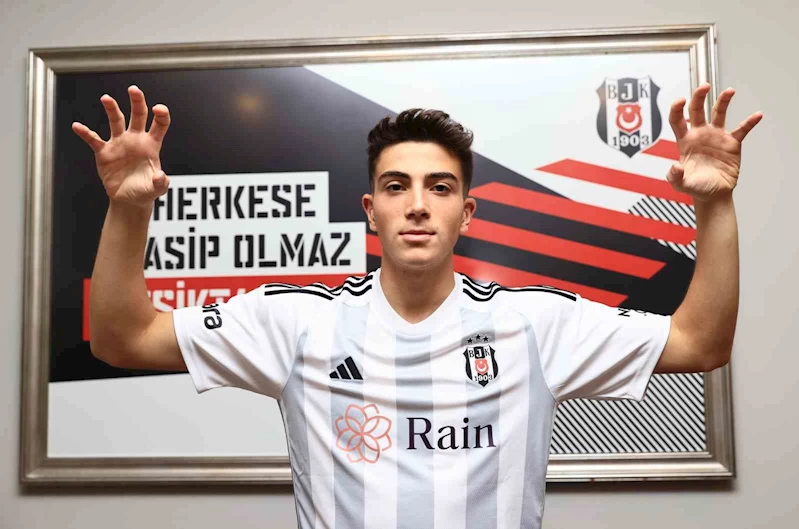 Beşiktaş, genç futbolcu Yakup Arda Kılıç ile 2026-2027 sezonu sonuna kadar profesyonel sözleşme imzalandığını açıkladı.

