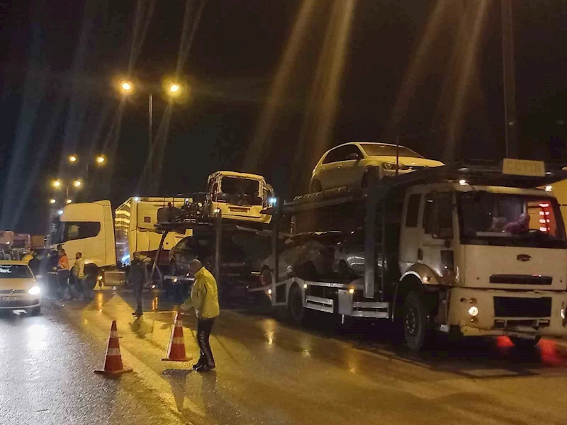 Kocaeli TEM’de çok sayıda araç kazaya karıştı: İstanbul istikameti trafiğe kapandı