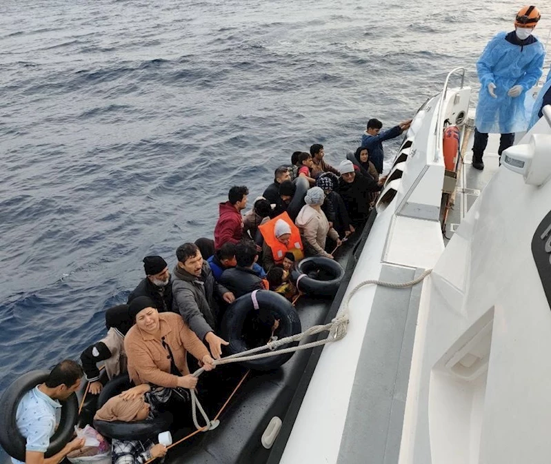 Ayvacık açıklarında lastik botları arızalanan ve sürüklenen 36 kaçak göçmen kurtarıldı
