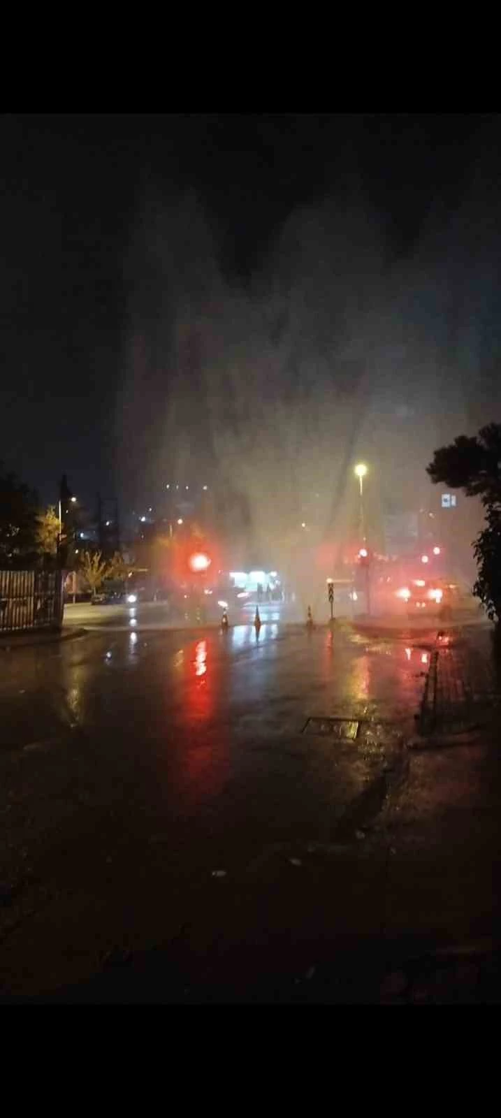 Kadıköy’de su borusu patladı, fışkıran su metrelerce yükseldi